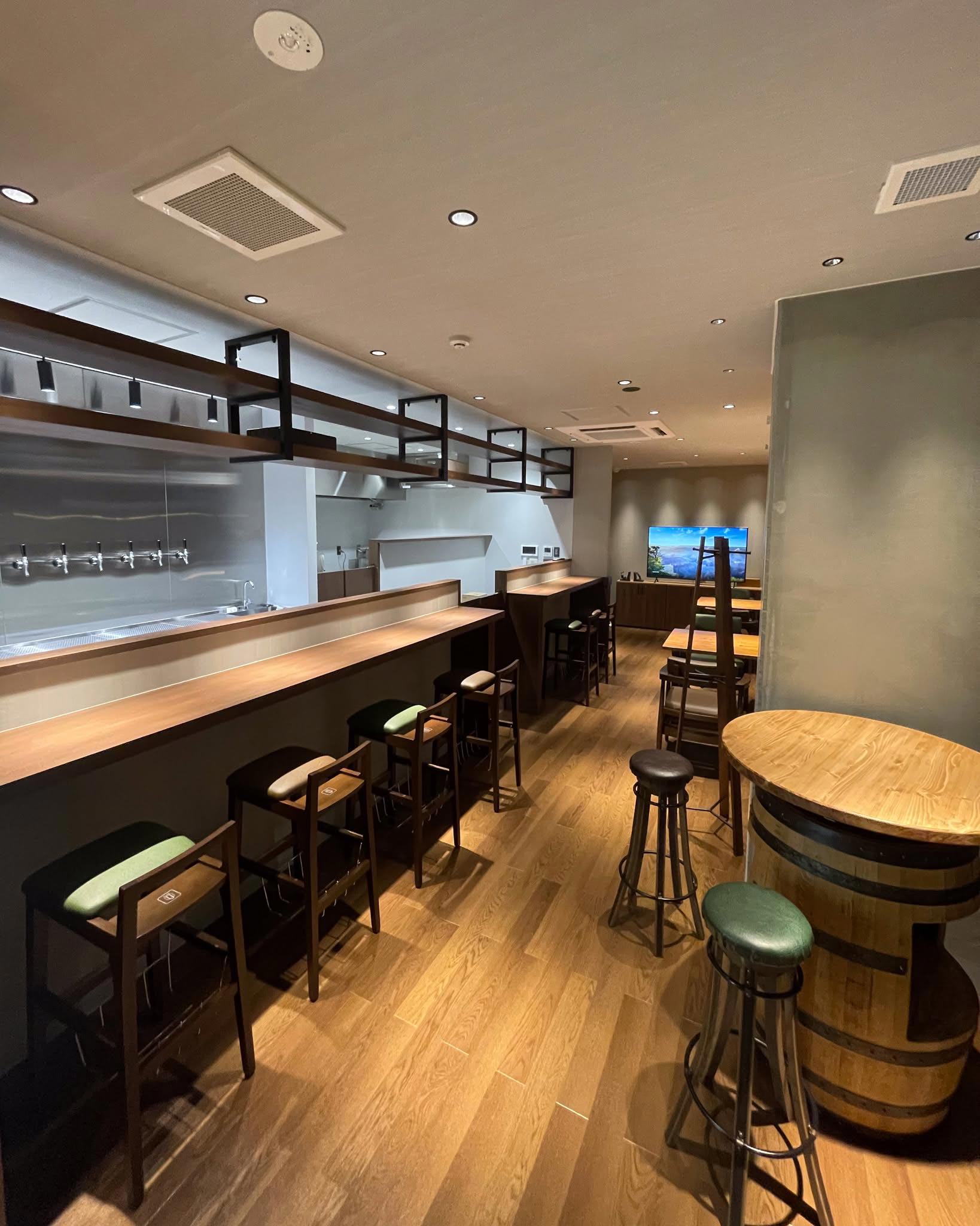 Dřevěný bar a chladicí vitrína s pivy Sibeeria v tokijském TapRoomu
